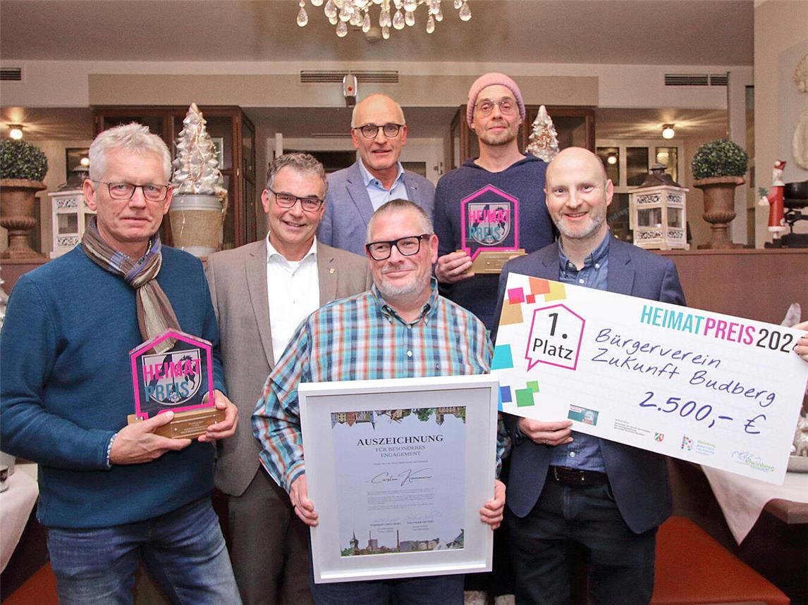 Die Preisträger mit Bürgermeister Dietmar Heyde (2.v.l.) und Solvay-Werkleiter Norbert Mülders. NN-Foto: Theo Leie