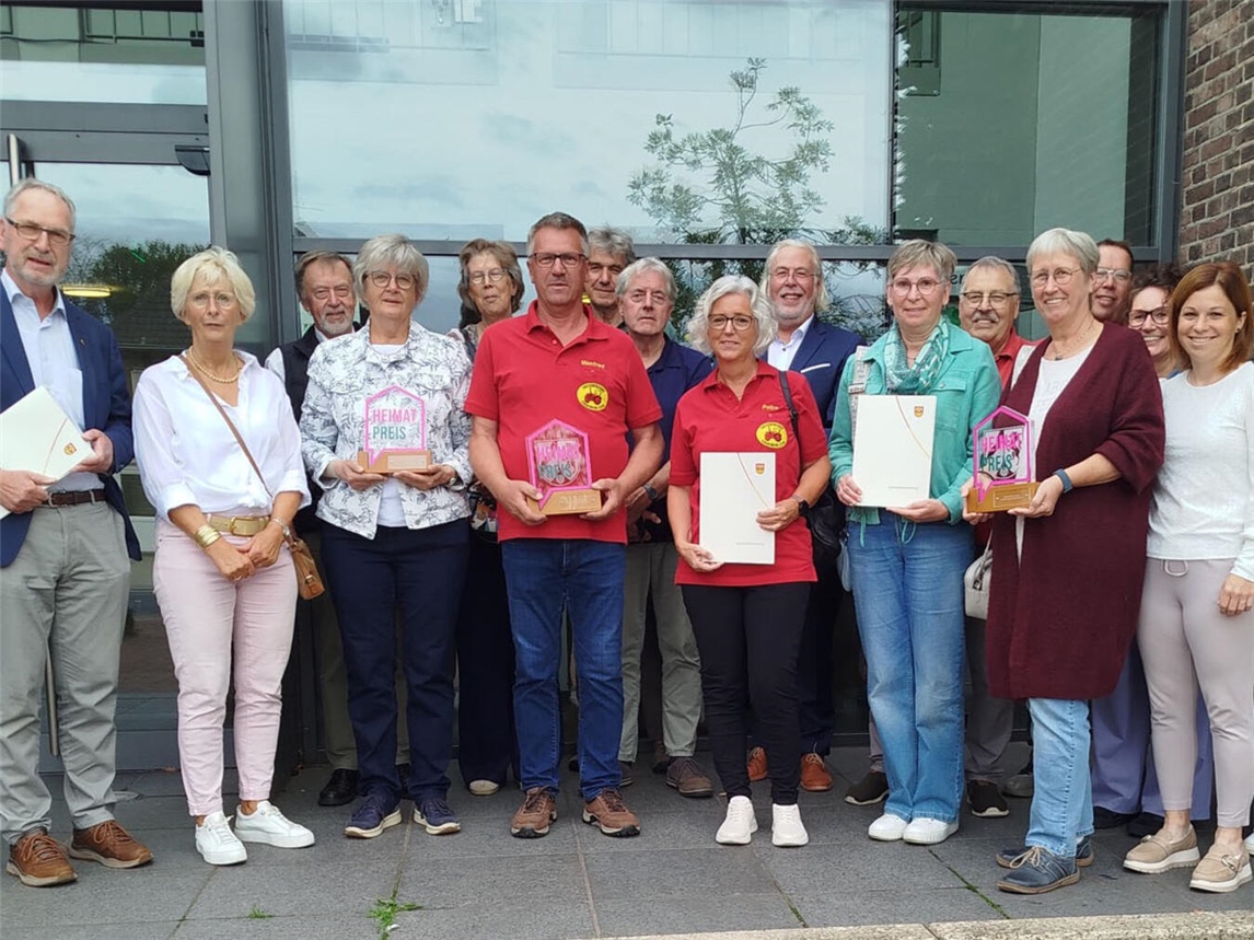 Die Preisträger Treckerfreunde Kranenburg, der Heimatkundeverein die Düffel und das St. Martinskomitee Nütterden bei der Heimatpreisverleihung durch Bürgermeister Ferdi Böhmer und Vorsitzende des Ausschusses für Kultur, Tourismus und Wirtschaftsförderung, Gesche Marie Metz. Foto: Gemeinde Kranenburg