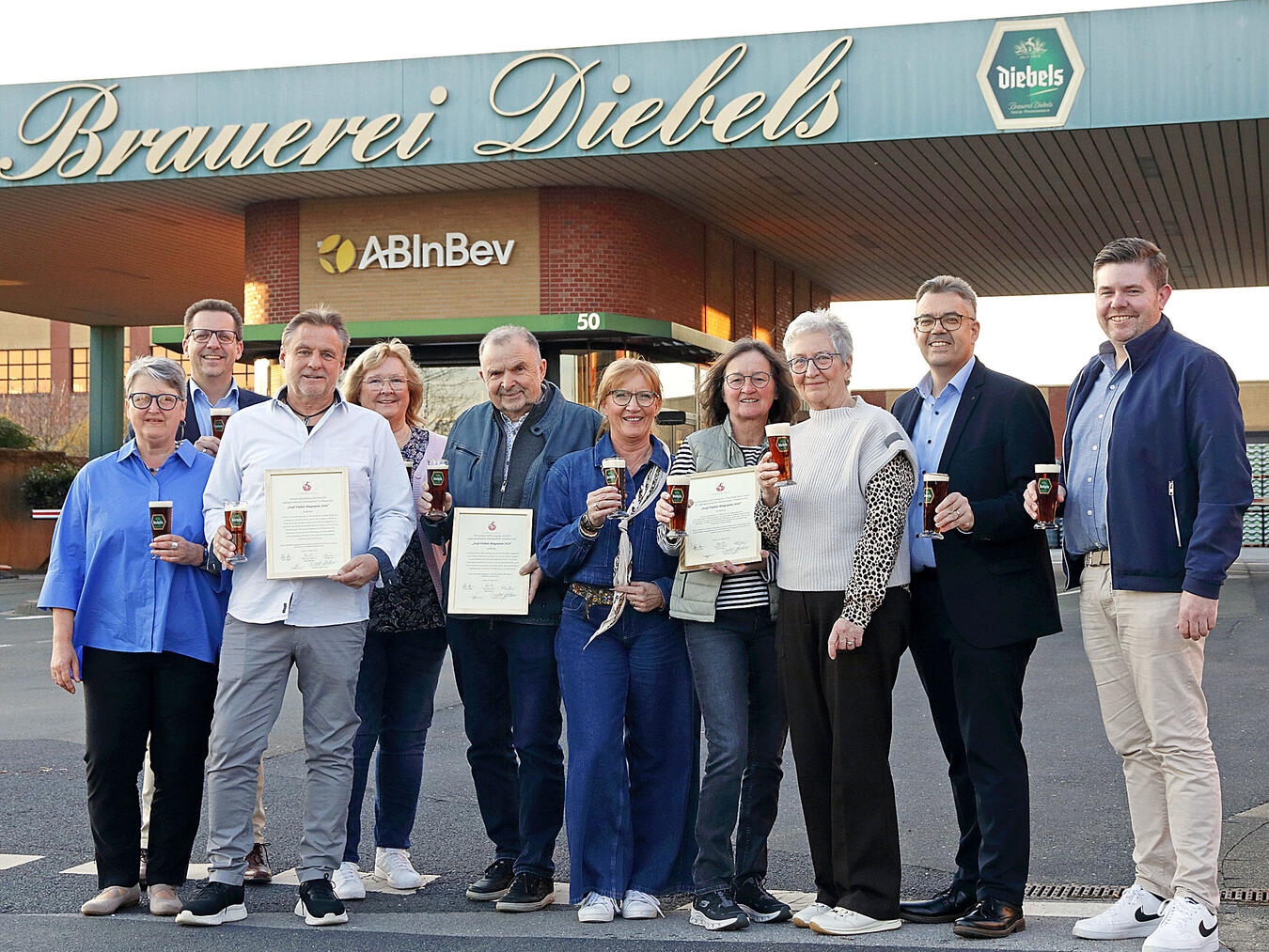 Die Preisträger und die Ausrichter des Josef-Diebels-Bürgerpreises bei der Verleihung in Issum. NN-Foto: Theo Leie