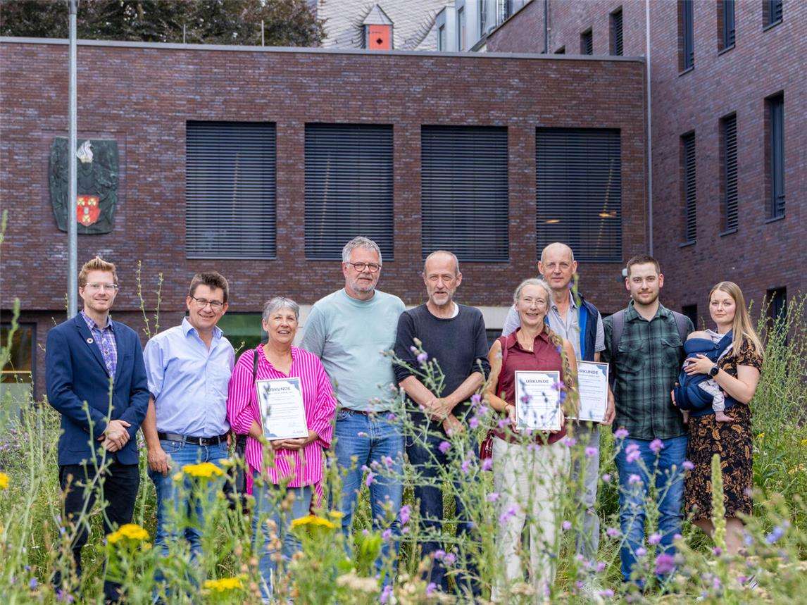 Die Preisträger vor dem Klever Rathaus. Foto: Daniel Hendricks / Stadt Kleve