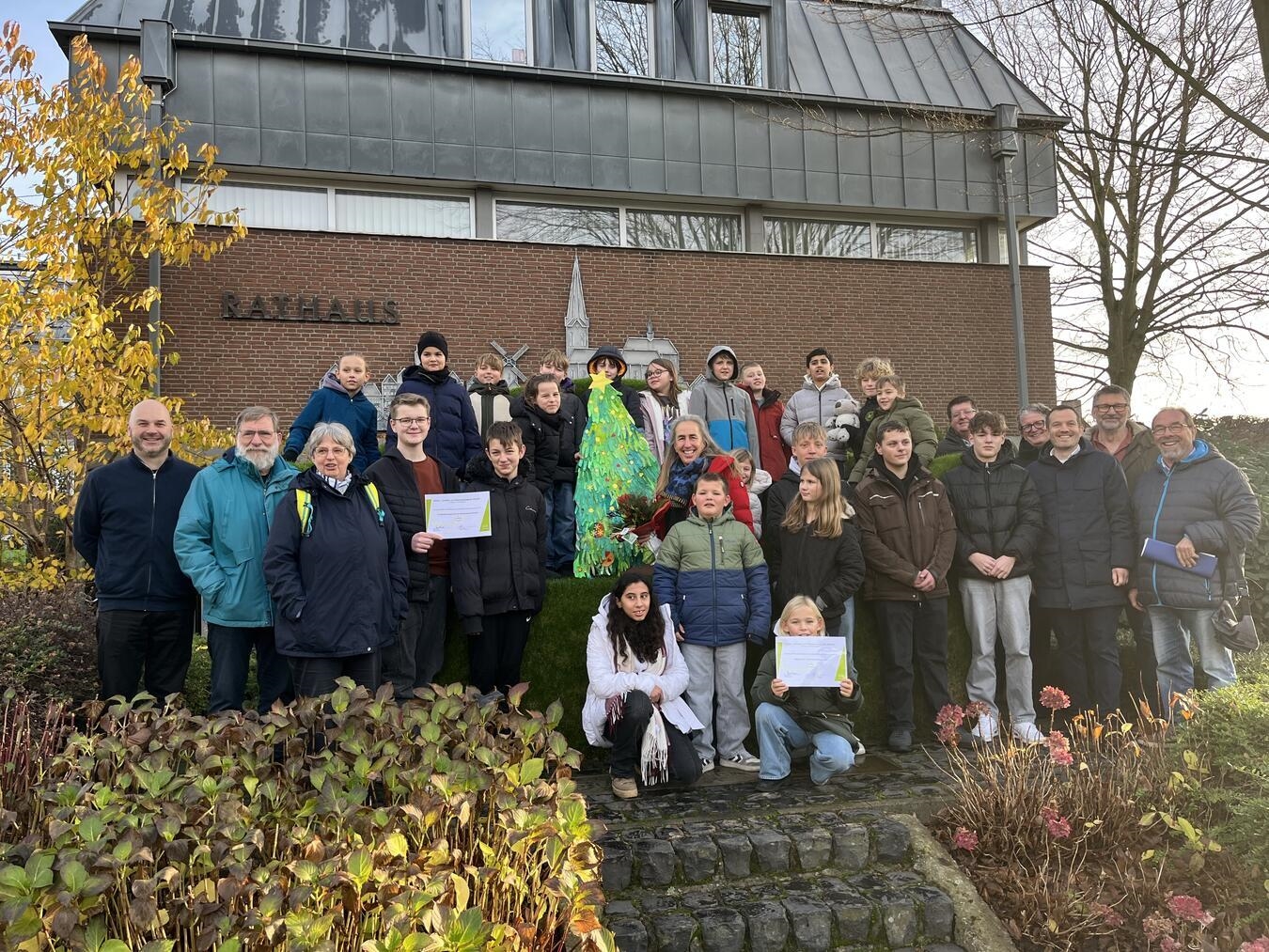 Die Preisträger vor der grünen Couch.Foto: Stadt Straelen