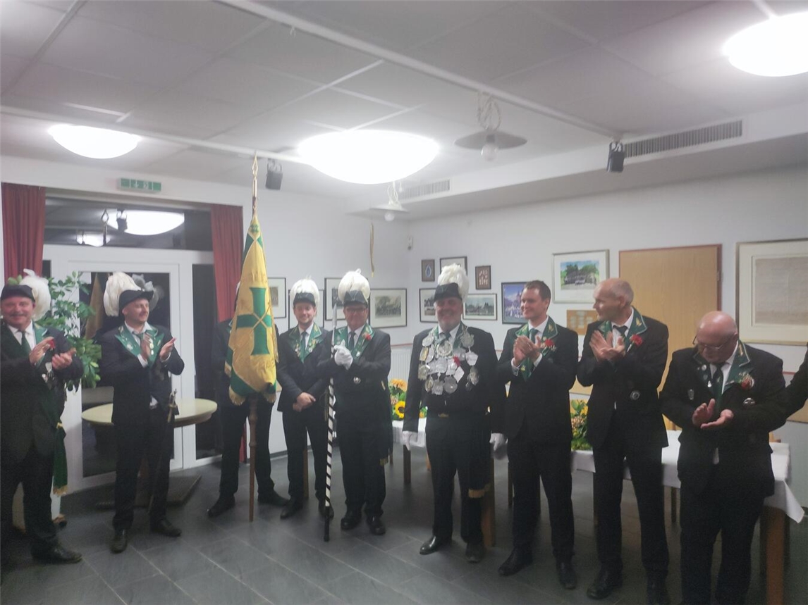 Die Preisträger (v.r.) Ralph Müschen, Stephan Winkels und Lukas Brosowkski gefolgt von König Toni Kamps und Adjutant Georg Bors. Foto: St. Hubertus-Gilde Keylaer