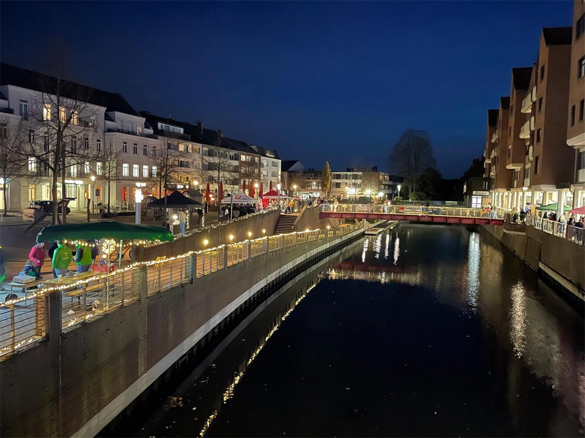"Festlich beleuchteter Spoykanal in Kleve bei Lichterfest der Vielfalt, organisiert von Caritas am 2. Oktober."