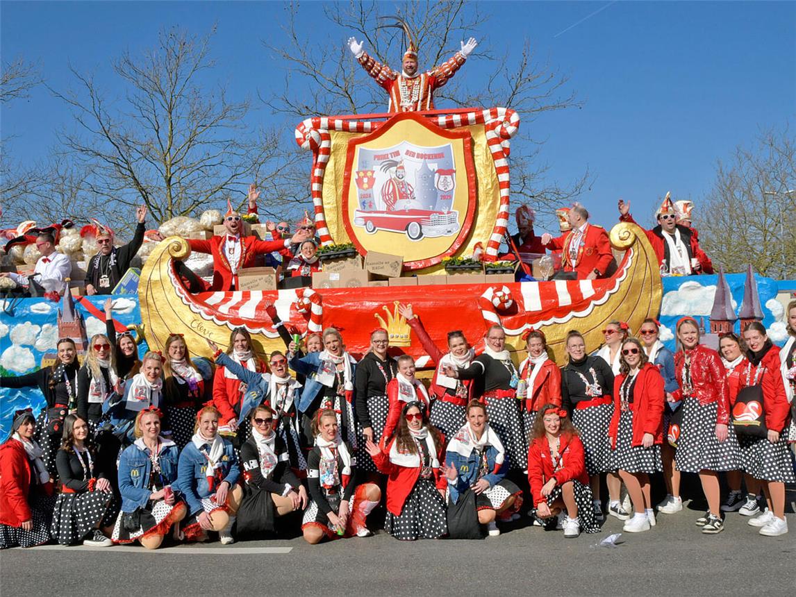 Die Prinzengarde beim Rosenmontagszug 2025 in der Schwanenstadt. NN-Foto: Rüdiger Dehnen