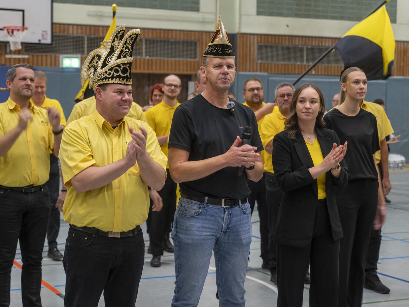 Die Prinzengarde des AKV „Vallis Comitis“ hatte ihren ersten Auftritt: Das designierte Prinzenpaar Sebastian I. Hemmers (l.) und Mareike III. (Hendricks) freut mit den Gochern auf die Prinzenkür am 9. Januar.