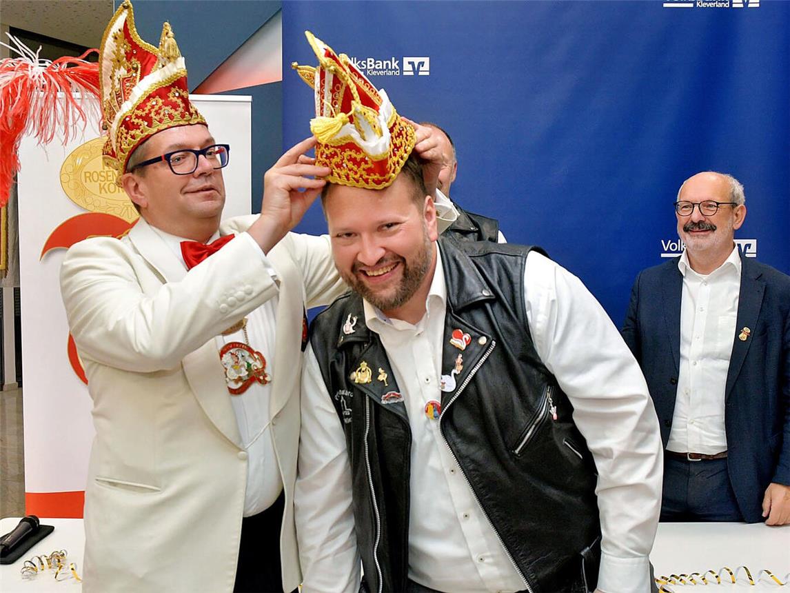 Die Prinzenmütze zieht KRK-Präsident Frank Konen dem neuen Prinzen an. Da weiß Bürgermeister Wolfgang Gebing noch nicht, dass er jeden Moment ohne städtische Standarte dasteht. NN-Foto: Rüdiger Dehnen