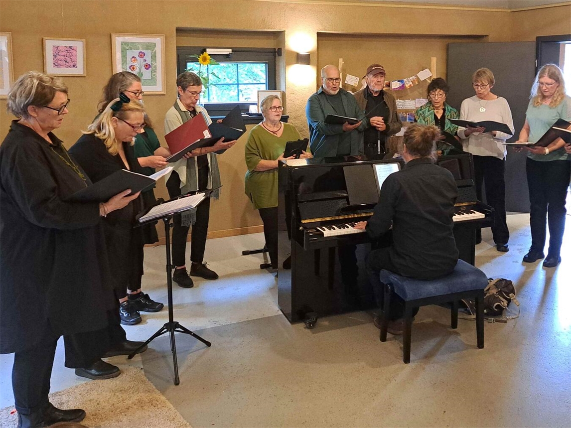 „Chorprobe StimmBar dienstags in Kulturscheune, Gesangsgruppe beim Üben“