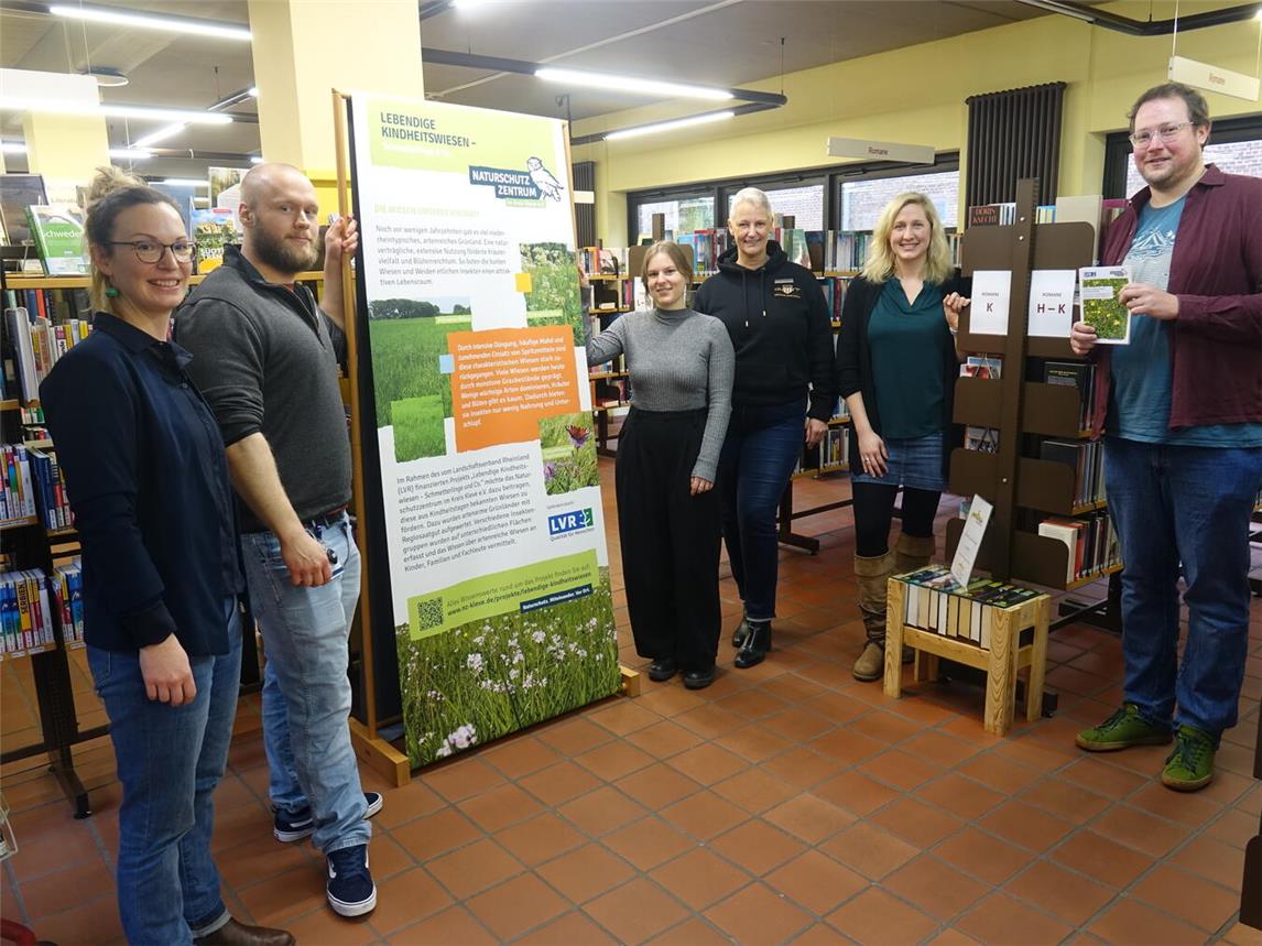 Die Projektbeteiligten vor einem der Ausstellungsmodule: (v. l.) Johanna Dohle (NZ Kleve), Bastian Wieland und Carolin Gilgenbach (LVR), Natalie van Emmerloot (Stadtbücherei Emmerich am Rhein), Regina Pommerin (Stadt Emmerich), Sebastian Wantia (NZ Kleve). Foto: NZ Kleve