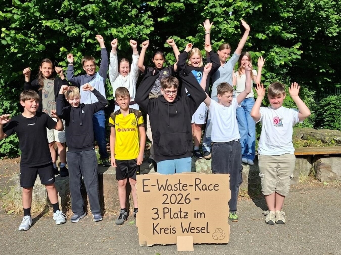 Die Projektgruppe der Klassen 6a und 6b der Privaten Realschule Sonsbeck hat beim ersten „E-Waste Race“ im Kreis Wesel ein beeindruckendes Ergebnis erzielt. Foto: Tanko Scholten
