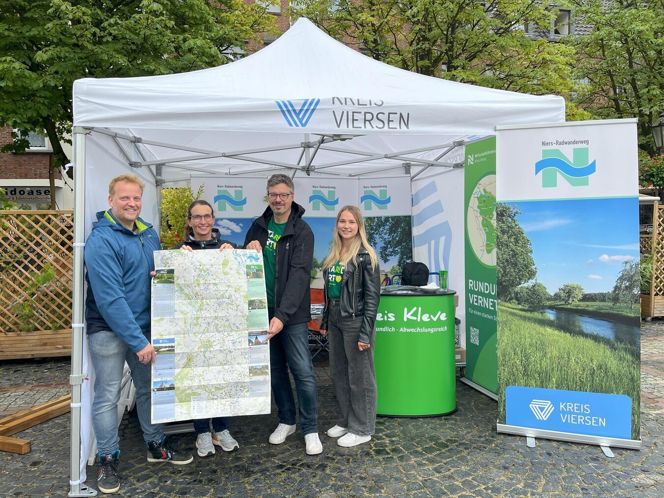 Die Projektpartner stellen die neue Faltkarte für den grenzüberschreitenden Niers-Radwanderweg vor (v.l.): Jens Postelmann (Stadt Mönchengladbach), Anke Faßbender (Kreis Viersen), Marc Cattelaens und Ina Schulz (beide WFG Kreis Kleve) der Projektpartner Gennep fehlt. Foto: WfG Kreis Kleve