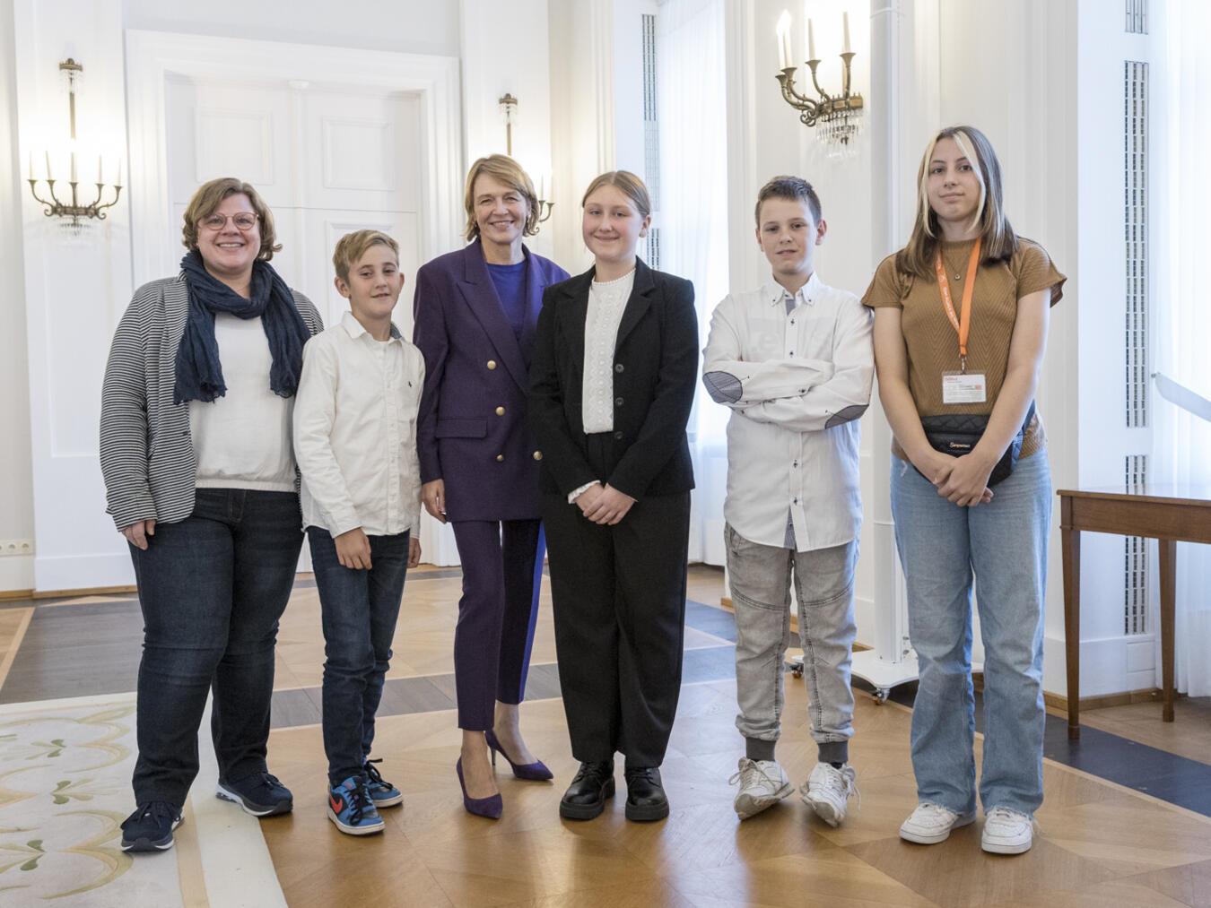 Die Projektteilnehmenden wurden von Elke Büdenbender (3.v.l.) im Schloss Bellevue in Berlin empfangen. Foto: Merlin Nadj-Torma