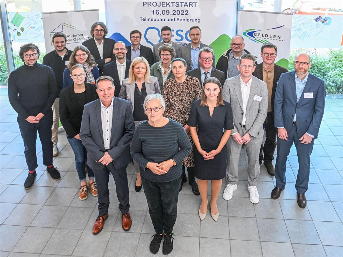 Die Projektverantwortlichen nach der symbolischen Vertragsunterzeichnung. Foto: Norbert Prümen