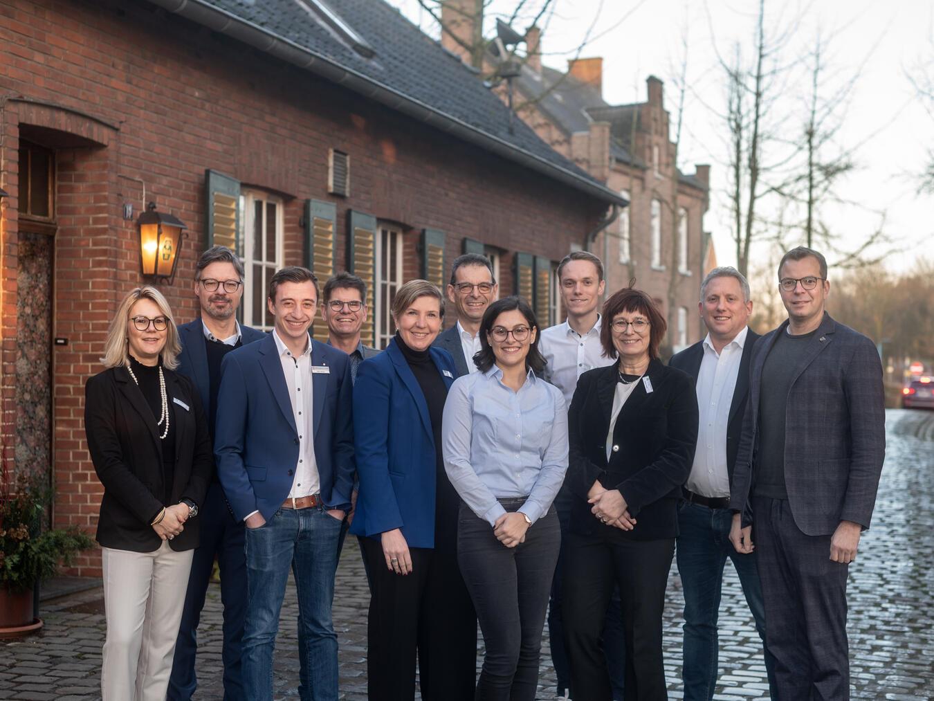 Wertschätzung ist der Schlüssel zur Mitarbeiter-Bindung Die Protagonisten des Unternehmerfrühstücks in Bedburg-Hau (v.l.): Carina Cleven-Pawletko (Leiterin Abteilung Jobcenter und Migration des Kreises Kleve), Marc Cattelaens (WFG Kreis Kleve), Nils Heuer (Bundesagentur für Arbeit), Bernd Schouten (Bernd Schouten Schreinerei Holz Allround), Andrea Franken (Moderatorin), Rainer und Pauline Schramm (Fluxana GmbH & Co. KG), Max Jürgens (Jobcenter Kreis Kleve), Brigitte Jansen (Geschäftsführerin WFG Kreis Kleve), Sascha Bongertmann (Bundesagentur für Arbeit) und Stephan Reinders (Bürgermeister Gemeinde Bedburg-Hau). Foto: WiFö Kreis Kleve/MVO