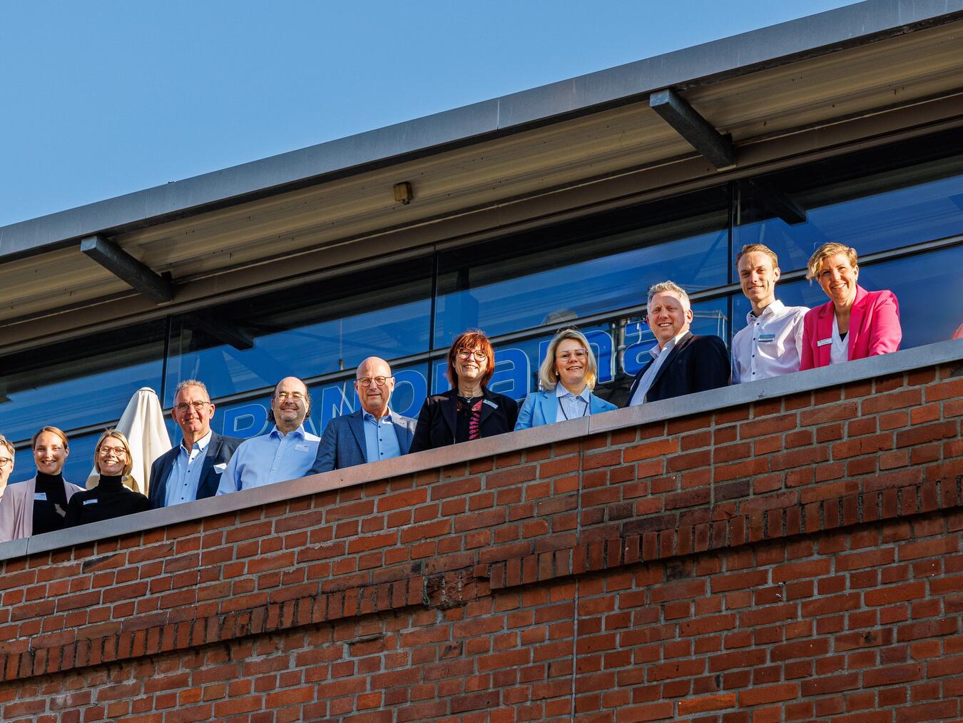 Die Protagonisten des Unternehmerfrühstücks in Emmerich: (v. li.) Marc Cattelaens (WfG Kreis Kleve), Nathalie Christmann, Sara Kreipe (beide WfG Emmerich), Horst Derksen (Gebrüder Derksen), Jordi Queralt (H. von Gimborn), Peter Hinze (Bürgermeister Emmerich), Brigitte Jansen (Geschäftsführerin WfG Kreis Kleve), Carina Cleven-Pawletko (Abteilungsleiterin Jobcenter Kreis Kleve), Sascha Bongertmann (Agentur für Arbeit), Max Jürgens (Jobcenter Kreis Kleve), Andrea Franken (Moderatorin), Barbara Ossyra (Geschäftsführerin Agentur für Arbeit Wesel). Foto: Axel Breuer