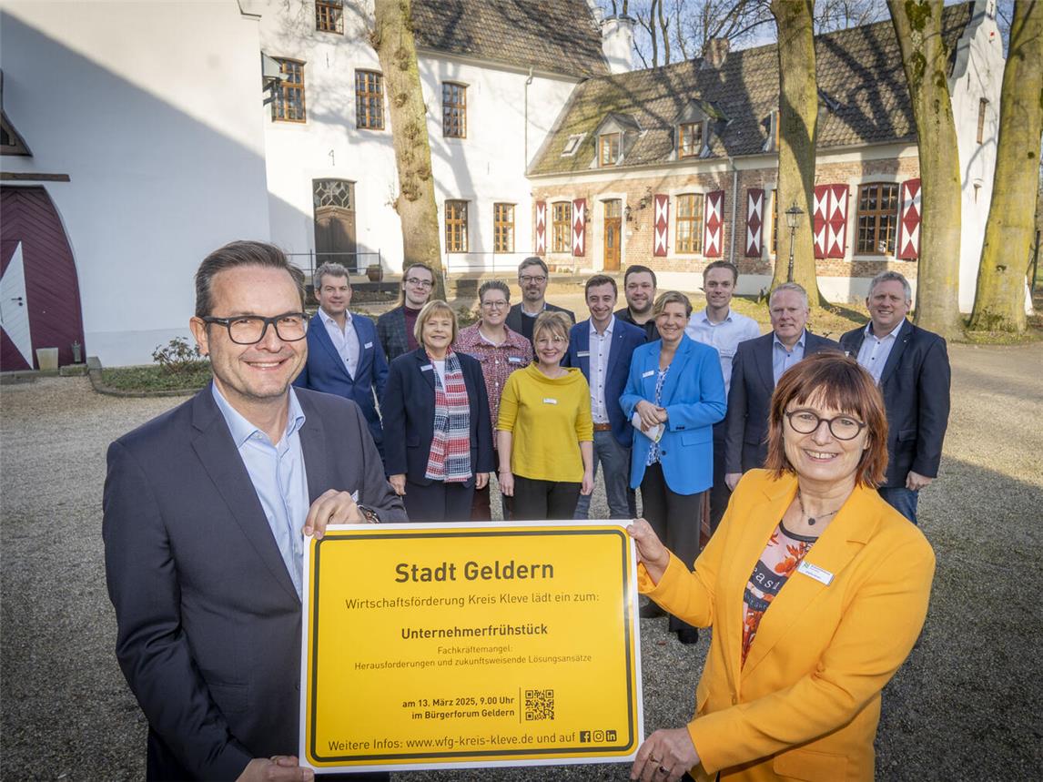 Die Protagonisten des Unternehmerfrühstücks in Geldern: Vorne: Sven Kaiser (Bürgermeister Stadt Geldern) und Brigitte Jansen (Geschäftsführerin WFG Kreis Kleve). Hinten, von links: Marc Janssen (Geschäftsführer Am See Park Janssen Gmbh), Nils Köster (WFG Kreis Kleve), Barbara Ossyra (Geschäftsführerin Agentur für Arbeit Wesel), Andrea Schwan (Fachbereichsleiterin Jugend, Soziales und Jobcenter Kreis Kleve), Marc Cattelaens (WFG Kreis Kleve), Annika Hartmann ( L.N. Schaffrath GmbH & Co. KG DruckMedien), Nils Heuer (Bundesagentur für Arbeit), Kevin Hebink (Agentur für Arbeit), Andrea Franken (Moderatorin), Max Jürgens (Jobcenter Kreis Kleve), Guido Ingenbleek (Stadt Geldern) und Sascha Bongertmann (Bundesagentur für Arbeit).Foto: WfG Kreis Kleve