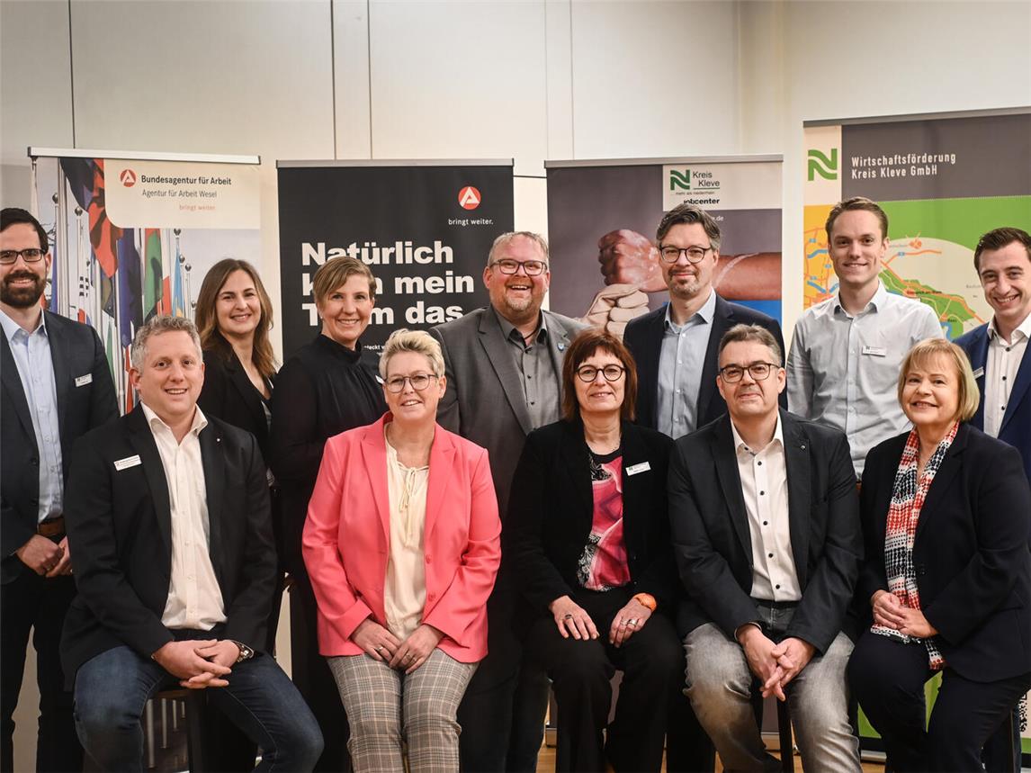Die Protagonisten des Unternehmerfrühstücks in Issum (v.l.): Christian Loy (Voortmann Steuerungstechnik), Sascha Bongertmann (Bundesagentur für Arbeit), Eva-Maria Wolf (Ophardt Hygiene-Technik), Andrea Franken (Moderatorin), Andrea Schwan (Kreis Kleve, Fachbereich Jugend, Soziales und Jobcenter), Dirk Ketelaers (Bürgermeister Rheurdt), Brigitte Jansen (Kreis-Wirtschaftsförderin), Marc Cattelaens (WFG Kreis Kleve), Alexander Alberts (allgemeiner Vertreter des Bürgermeisters der Gemeinde Issum), Max Jürgens (Jobcenter Kreis Kleve), Barbara Ossyra (Geschäftsführerin Agentur für Arbeit Wesel) und Nils Heuer (Bundesagentur für Arbeit).Foto: WfG Kreis Kleve/MVO