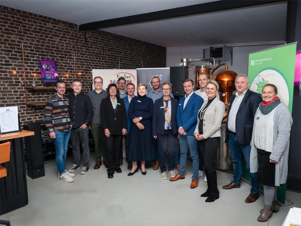 Die Protagonisten des Unternehmerfrühstücks in Kerken (von links): Ole, Timo und Lars Looschelders (Brüdergeist), Brigitte Jansen (Geschäftsführerin Wirtschaftsförderung Kreis Kleve), Marc Cattelaens (Wirtschaftsförderung Kreis Kleve), Dirk Möcking (Bürgermeister Gemeinde Kerken), Andrea Franken (Moderatorin), Klemens Molderings (Molderings Haustechnik), Elke Schax (Volksbank an der Niers), Nils Heuer (Bundesagentur für Arbeit), Max Jürgens (Jobcenter Kreis Kleve), Carina Cleven-Pawletko (Kreis Kleve, Leiterin Jobcenter und Migration), Sascha Bongertmann (Bundesagentur für Arbeit) und Melanie Dornis (Wirtschaftsförderin Gemeinde Kerken). Foto: WfG Kreis Kleve