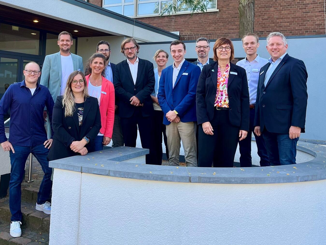 Die Protagonisten des Unternehmerfrühstücks in Kevelaer (von links): Michael Vester (ABS Safety), Dominik Lemken (WALTHER Faltsysteme), Fabienne van Lier (Wirtschaftsförderung Kreis Kleve), Verena Rohde (Wallfahrtsstadt Kevelaer) Tino Meißner (ABS Safety), Dr. Dominik Pichler (Bürgermeister Wallfahrtsstadt Kevelaer), Andrea Franken (Moderatorin), Nils Heuer (Agentur für Arbeit), Marc Cattelaens (Wirtschaftsförderung Kreis Kleve), Brigitte Jansen (Geschäftsführerin Wirtschaftsförderung Kreis Kleve), Max Jürgens (Jobcenter im Kreis Kleve) und Sascha Bongertmann (Agentur für Arbeit). Foto: privat