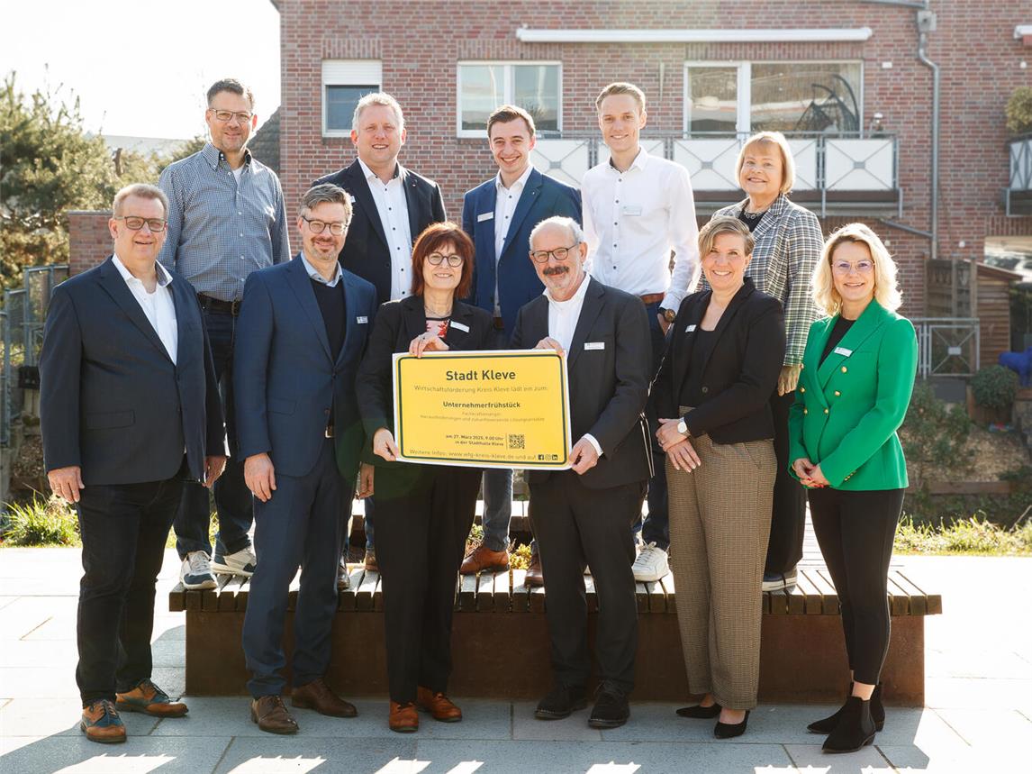 Die Protagonisten des Unternehmerfrühstücks in Kleve: (von links) Holger Kohn (SPECTRO Analytical Instruments GmbH), Sven Verfondern (Schuhhaus Verfondern Fußorthopädie GmbH), Marc Cattelaens (WFG Kreis Kleve), Sascha Bongertmann (Agentur für Arbeit), Brigitte Jansen (Geschäftsführerin WFG Kreis Kleve), Nils Heuer (Agentur für Arbeit), Wolfgang Gebing (Bürgermeister der Stadt Kleve), Max Jürgens (Jobcenter Kreis Kleve), Andrea Franken (Moderatorin), Barbara Ossyra (Geschäftsführerin Operativ Agentur für Arbeit Wesel), Carina Cleven-Pawletko (Abteilungsleiterin Jobcenter Kreis Kleve). Foto: WFG Kreis Kleve