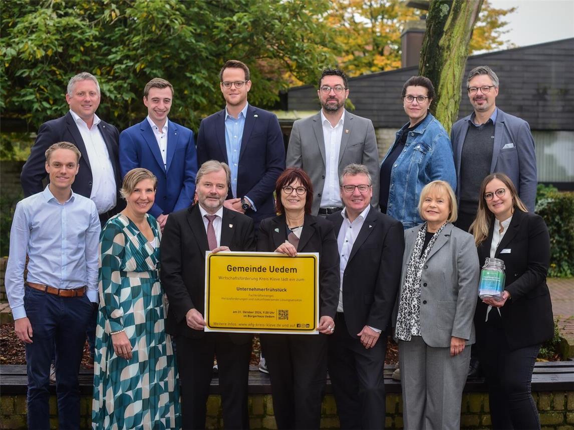 Die Protagonisten des Unternehmerfrühstücks in Uedem (vorne, v.l.): Max Jürgens (Jobcenter Kreis Kleve), Andrea Franken (Moderatorin), Rainer Weber (Bürgermeister Gemeinde Uedem), Brigitte Jansen (Geschäftsführerin Wirtschaftsförderung Kreis Kleve), Johannes Janhsen (Vorstand Volksbank an der Niers), Barbara Ossyra (Vorsitzende der Geschäftsführung der Agentur für Arbeit Wesel) und Fabienne van Lier (Wirtschaftsförderung Kreis Kleve); hinten(v.l.): Sascha Bongertmann (Bundesagentur für Arbeit), Nils Heuer (Bundesagentur für Arbeit), Daniel Jokisch (Geschäftsführer MittelstandsWerk Service Gmbh), Benedikt Koenen (Wirtschaftsförderer Gemeinde Uedem), Klaudia Gärmer (Gemeinde Uedem) und Marc Cattelaens (Wirtschaftsförderung Kreis Kleve). Foto: Kreis-WfG/mvo