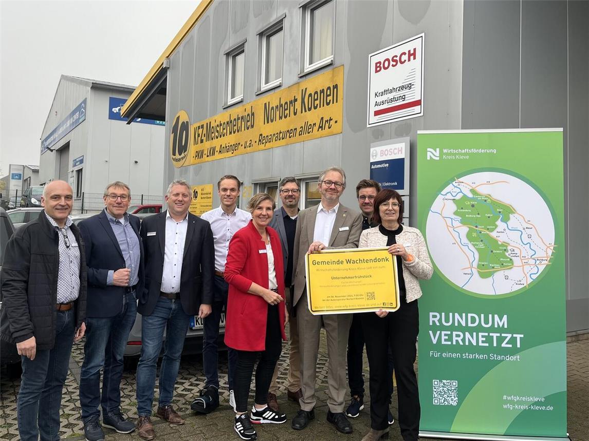 Die Protagonisten des Unternehmerfrühstücks (v. l.): Norbert Koenen (Kfz-Meisterbetrieb Norbert Koenen), Franz-Josef Delbeck (Gemeinde Wachtendonk), Sascha Bongertmann (Bundesagentur für Arbeit), Max Jürgens (Jobcenter Kreis Kleve), Andrea Franken (Moderatorin), Marc Cattelaens (Wirtschaftsförderung), Paul Hoene (Bürgermeister Wachtendonk), Daniel Bruisten (G.H. Geerkens) und Brigitte Jansen (Geschäftsführerin Wirtschaftsförderung). Foto: Wfg