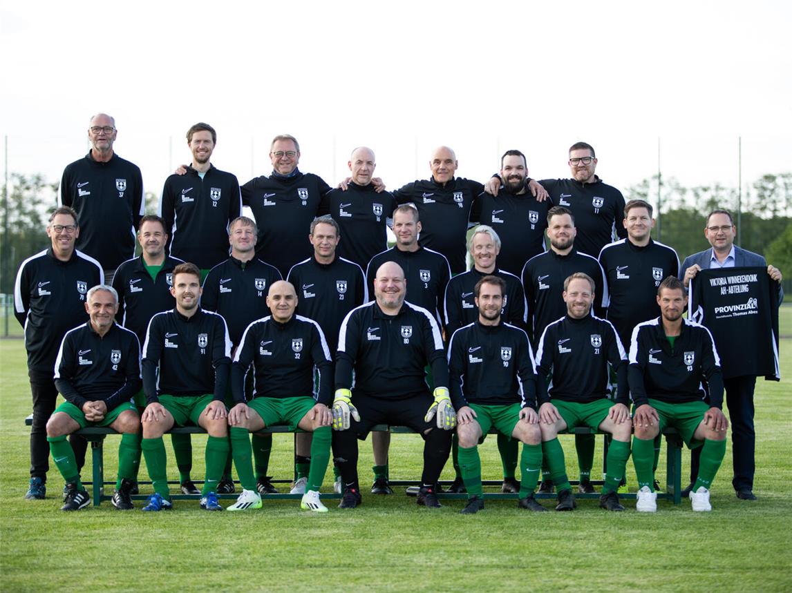 Die Provinzial Geschäftsstelle Thomas Aben in Winnekendonk hat der Alte-Herren-Fußballmannschaft mit neuen Shirts unter die Arme gegriffen. Foto: Fotografie Hannah Gooren