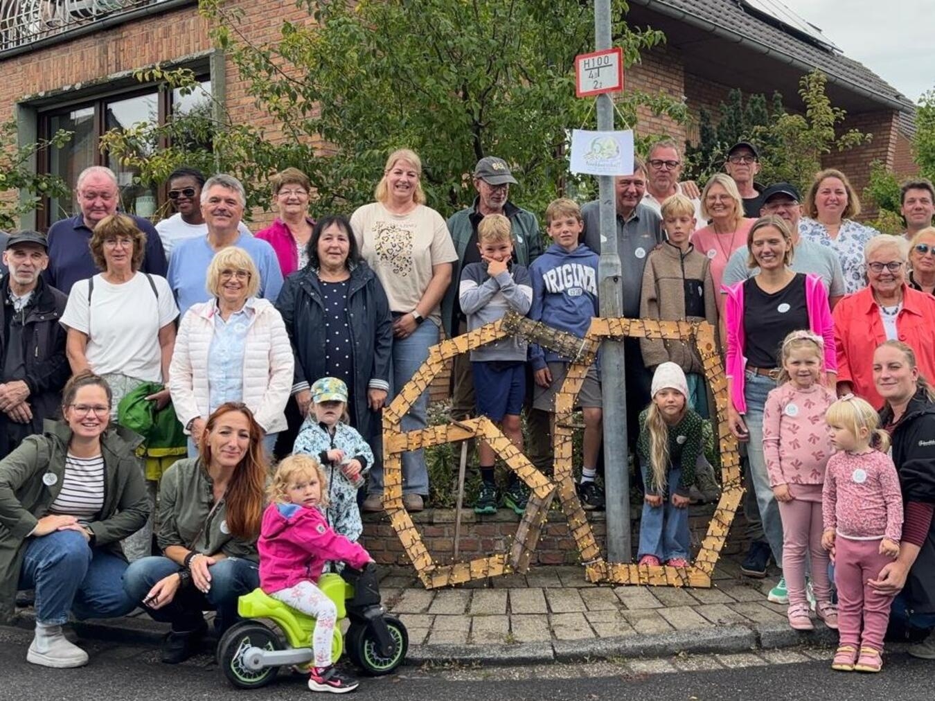 Die Pumpennachbarschaft (Bild-Ausschnitt) blickt voller Zuversicht und Vorfreude auf die kommenden Jahre und Jahrzehnte, in denen Gemeinschaft, Freundschaft und Zusammenhalt weiterhin im Mittelpunkt stehen werden. Foto: Pumpennachbarschaft