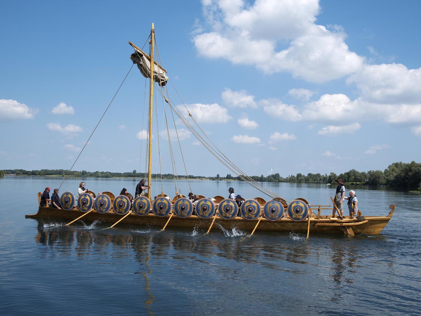 Römisches Patrouillenboot sticht in See Die „Quintus Tricensimanus“ auf der Xantener Südsee. Foto: APX/Olaf Ostermann