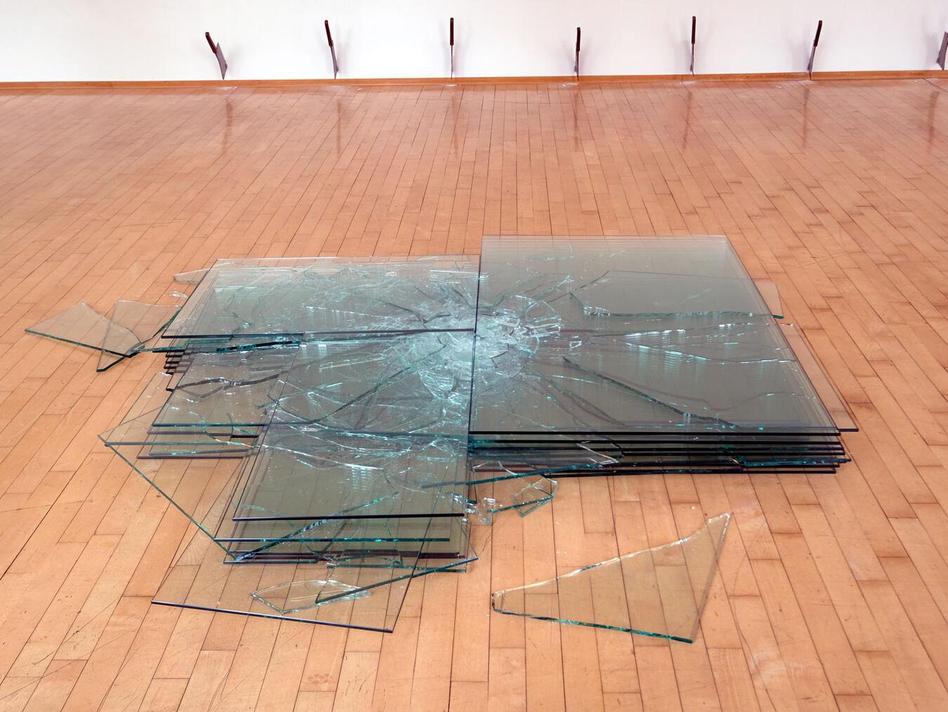 Die Radikalität dieser Arbeiten liegt darin, dass Materialien lose auf dem Boden verteilt werden – sie werden geworfen, gelegt, gestapelt, gesiebt – ohne Sockel, ohne großen materiellen Wert und gleichsam fast ohne jede materielle Substanz. NN-Foto: Rüdiger Dehnen