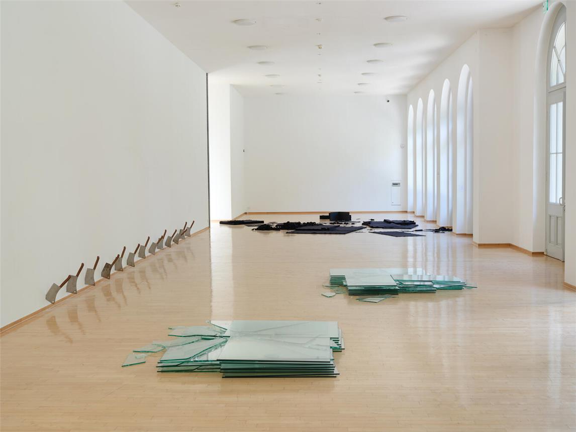 Die Radikalität dieser Arbeiten liegt darin, dass Materialien lose auf dem Boden verteilt werden. Foto: MKK