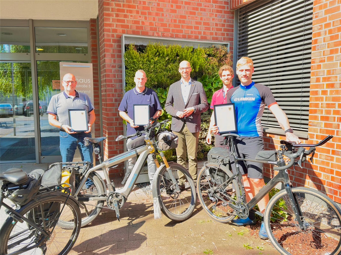 Die Radler Ralf Terlinden, Thomas Hommen, Bürgermeister Ludger Staymann, Alex Piegenschke und Christian Bergmann vor dem Alpener Rathaus. Foto: Gemeinde Alpen