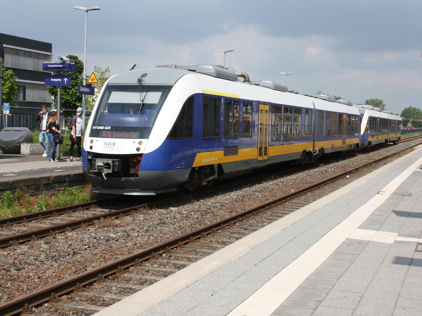 Bürgermeister im Gespräch mit den Betreibern der RE10 Die RE10 fährt aktuell lediglich im Stundentakt. Foto: Stadt Geldern/van Stephoudt