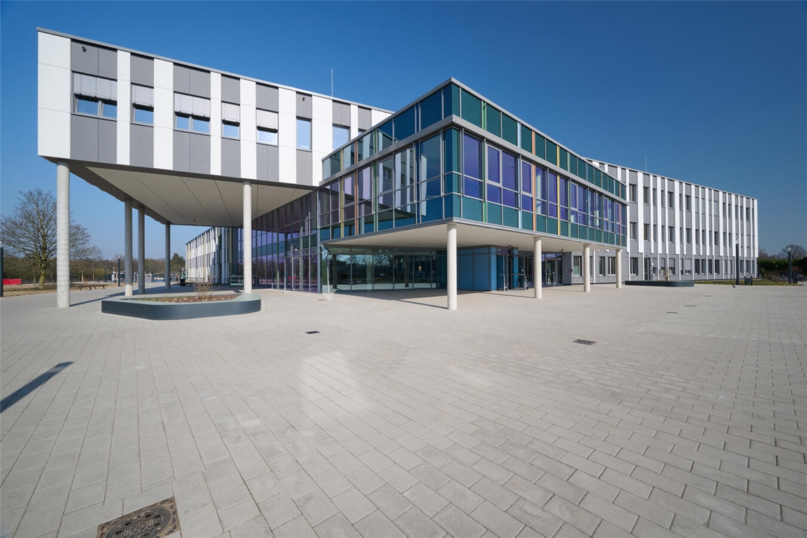 "Realschule an der Fleuth in Geldern, moderne Architektur, Brillux"