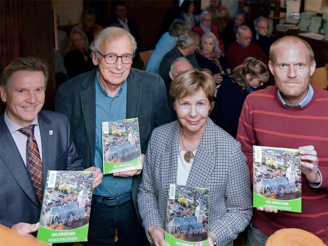 Die Redner bei der Vorstellung des Geldrischen Heimatkalenders. (V.l): Kerkener Bürgermeister Dirk Möcking; Gerd Halmanns; Irmgried Bappert; Dr. Matthias Schrör.Foto: Gerhard Seybert