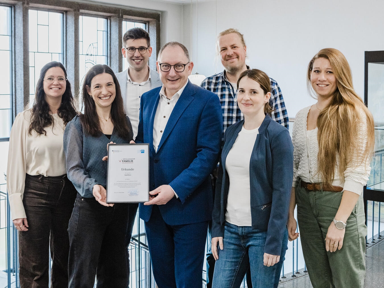 "Rees Stadtverwaltung: Beitritt zu 'Erfolgsfaktor Familie', Gruppenfoto mit Bürgermeister und Team"