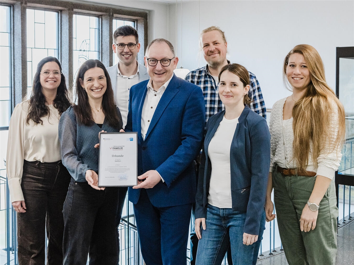 "Rees Stadtverwaltung: Beitritt zu 'Erfolgsfaktor Familie', Gruppenfoto mit Bürgermeister und Team"
