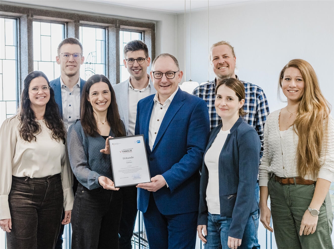 "Rees Stadtverwaltung: Beitritt zu 'Erfolgsfaktor Familie', Gruppenfoto mit Bürgermeister und Team"