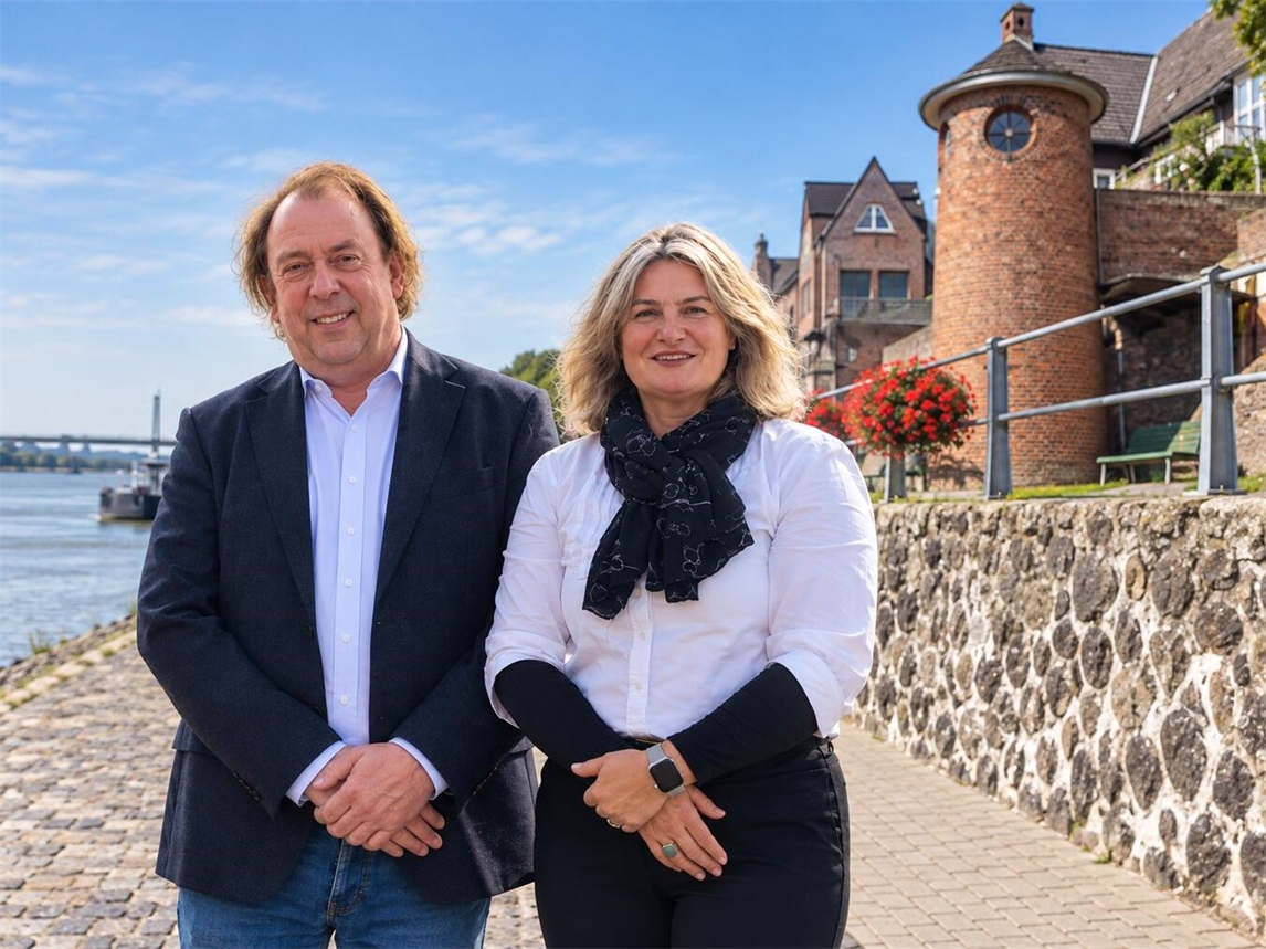 "Rees: FDP-Vorsitzende Tanja Hinz und David Kimmig lächeln in die Kamera, Portraitfoto. Foto: FDP Rees"