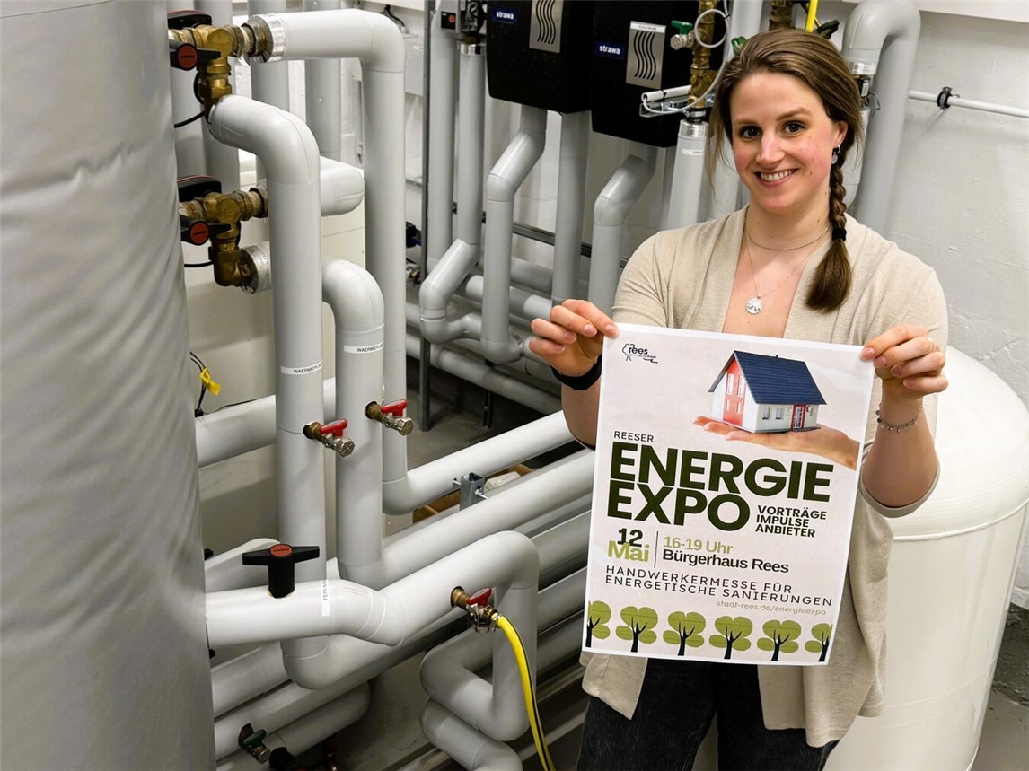 "Christine Klanten wirbt für Reeser Energie Expo, Klimaschutzmanagerin vor Heizungsanlage"
