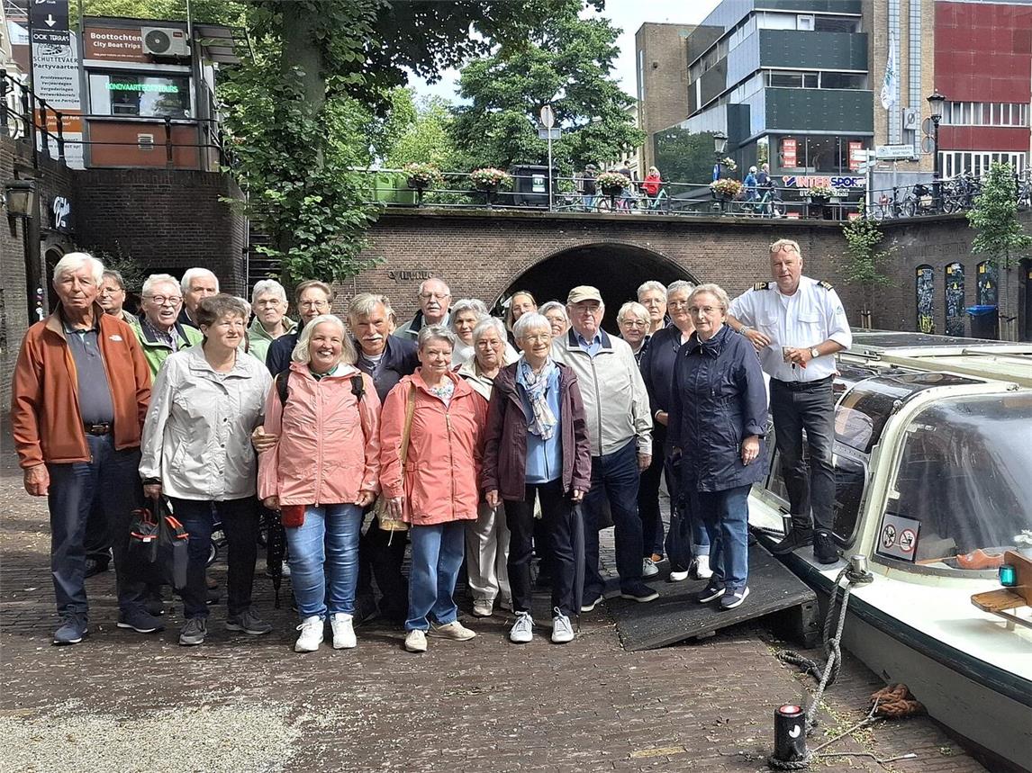 Die Reeser Museumshelfer starteten ihre Grachtentour an der „Viebrug“ und lernten die 376.000-Einwohner-Stadt Utrecht auf dem Wasserweg kennen. Foto: Stadt Rees