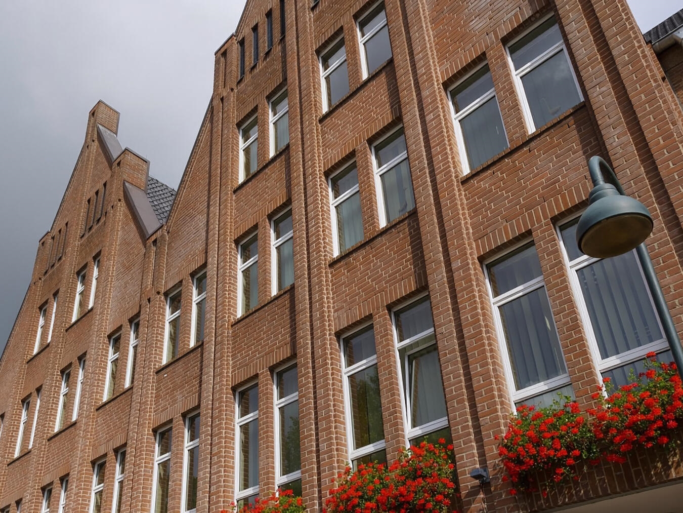 "Reeser Stadtverwaltung informiert, Gebäudeansicht, Stadt Rees, kommunale Infos, Verwaltungssitz"