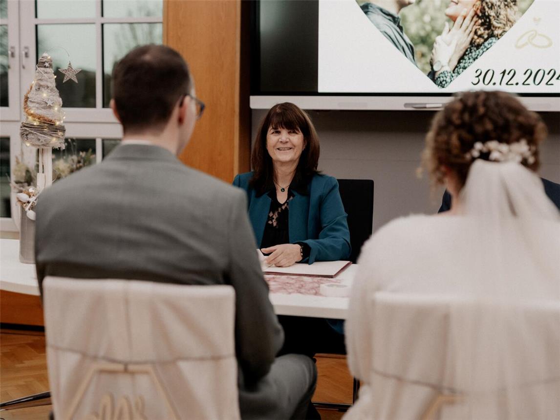 Die Reeser Standesbeamtin Elke Huth (Mitte) traute an ihrem letzten Arbeitstag zwei Kollegen aus der Stadtverwaltung. Foto: lichtverspielt.de