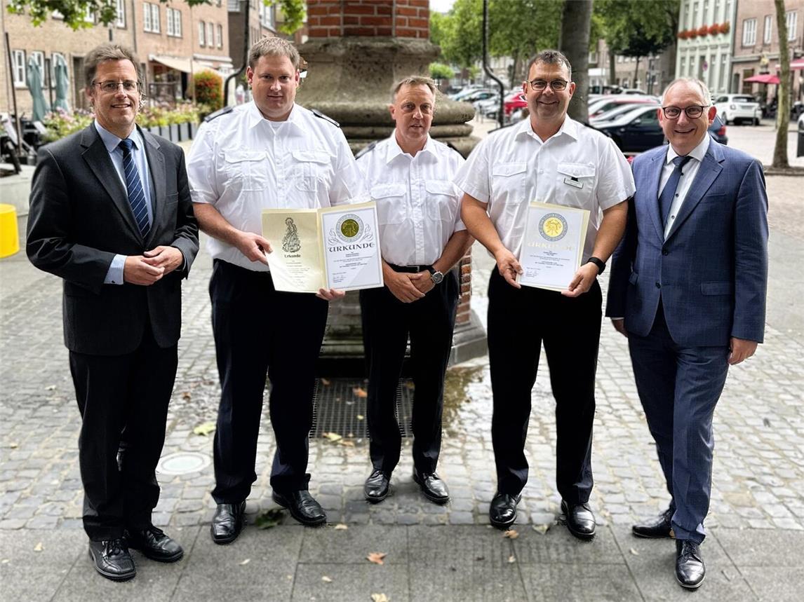 Die Reeser Wehrleitung ist komplett: (v. li.) Frank Postulart (Fachbereichsleitung Ordnungsamt Rees), Benjamin Boerboom, Marc Pohle, Jörg Vogel und Bürgermeister Sebastian Hense. Foto: Stadt Rees