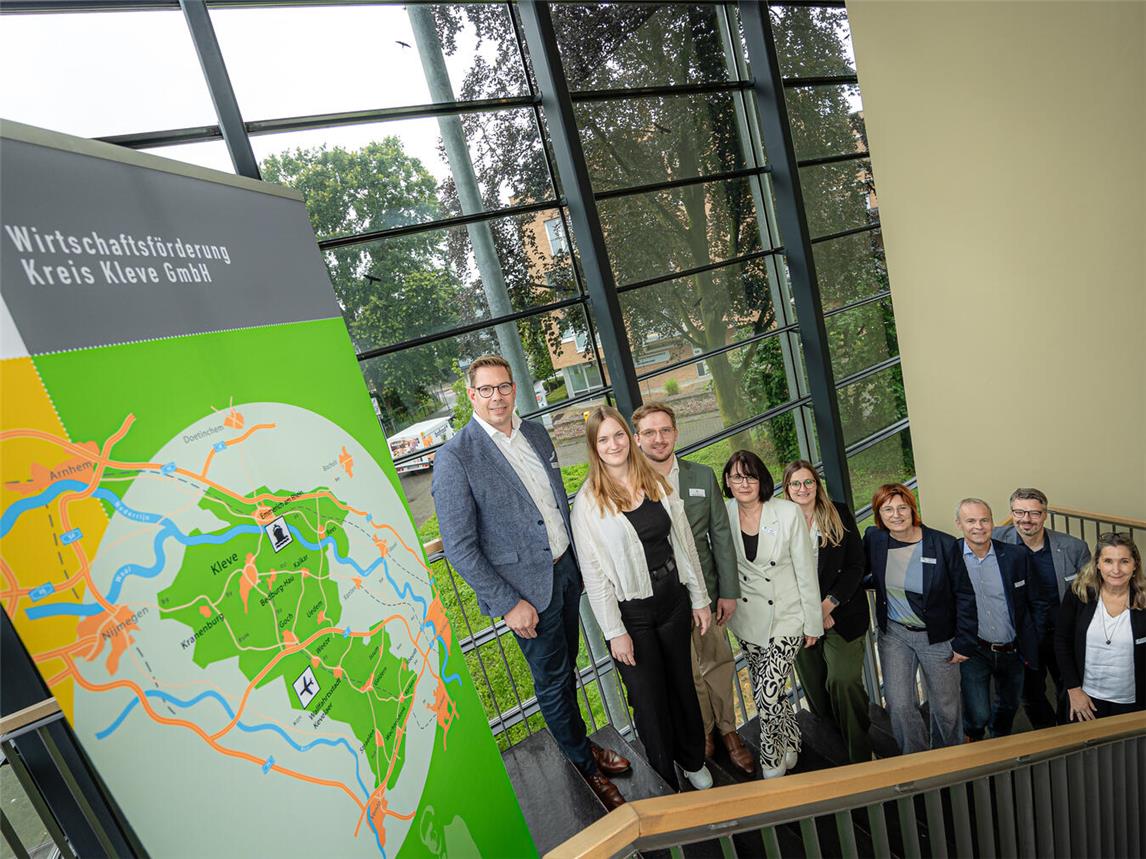 Die Referenten zum Thema ESG-Reporting, v.l.: Stefan Ingenhaag und Lena Arretz von der Mühlhoff Umformtechnik, Simon Kawaters und Constanze Drescher von der Dr. Müller, Hufschmidt Steuerberatungsgesellschaft , Fabienne van Lier, Brigitte Jansen, Dr. Benedikt Rösen und Marc Cattelaens von der Wirtschaftsförderung Kreis Kleve sowie Prof. Dr. habil. Lisa Fröhlich von ISPIRA - Think Tank für nachhaltige Lieferketten. Foto: Axel Breuer 