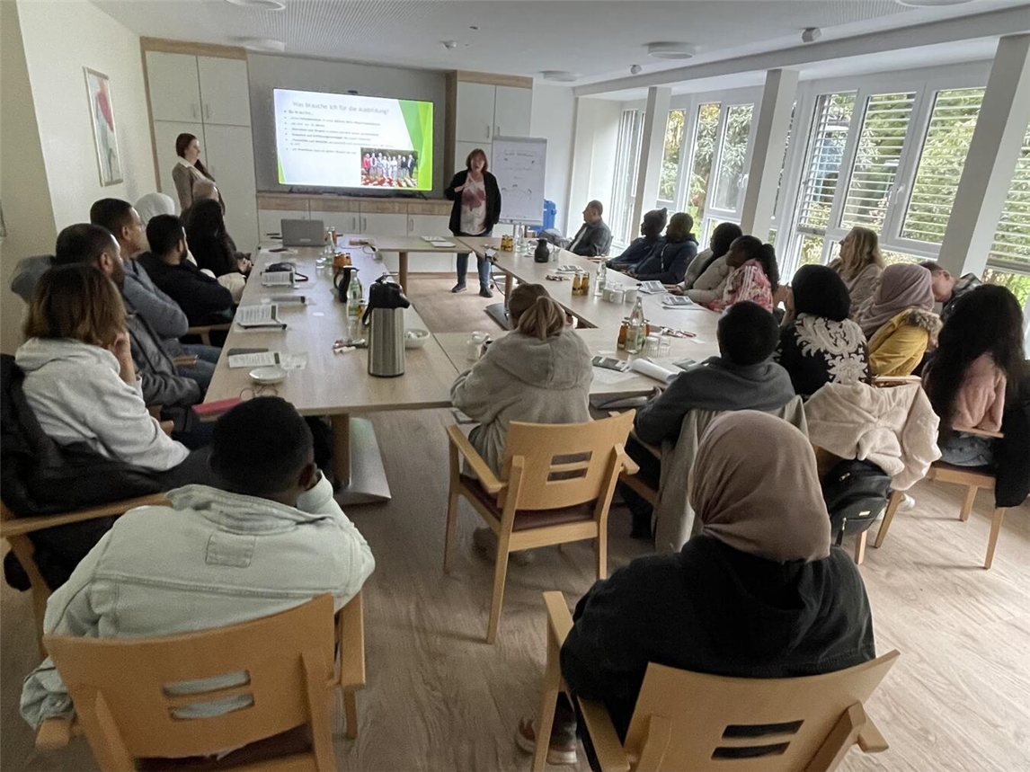 Die Referentinnen Petra Klein (St. Josef Hospital) und Veronika Angenendt (gemeinsamer Arbeitgeber-Service der Agentur für Arbeit Wesel und des Jobcenter Kreis Wesel) informierten über Ausbildungsmöglichkeiten, Förderprogramme und Praktikumsperspektiven im Pflegebereich. Foto: Stadt Xanten