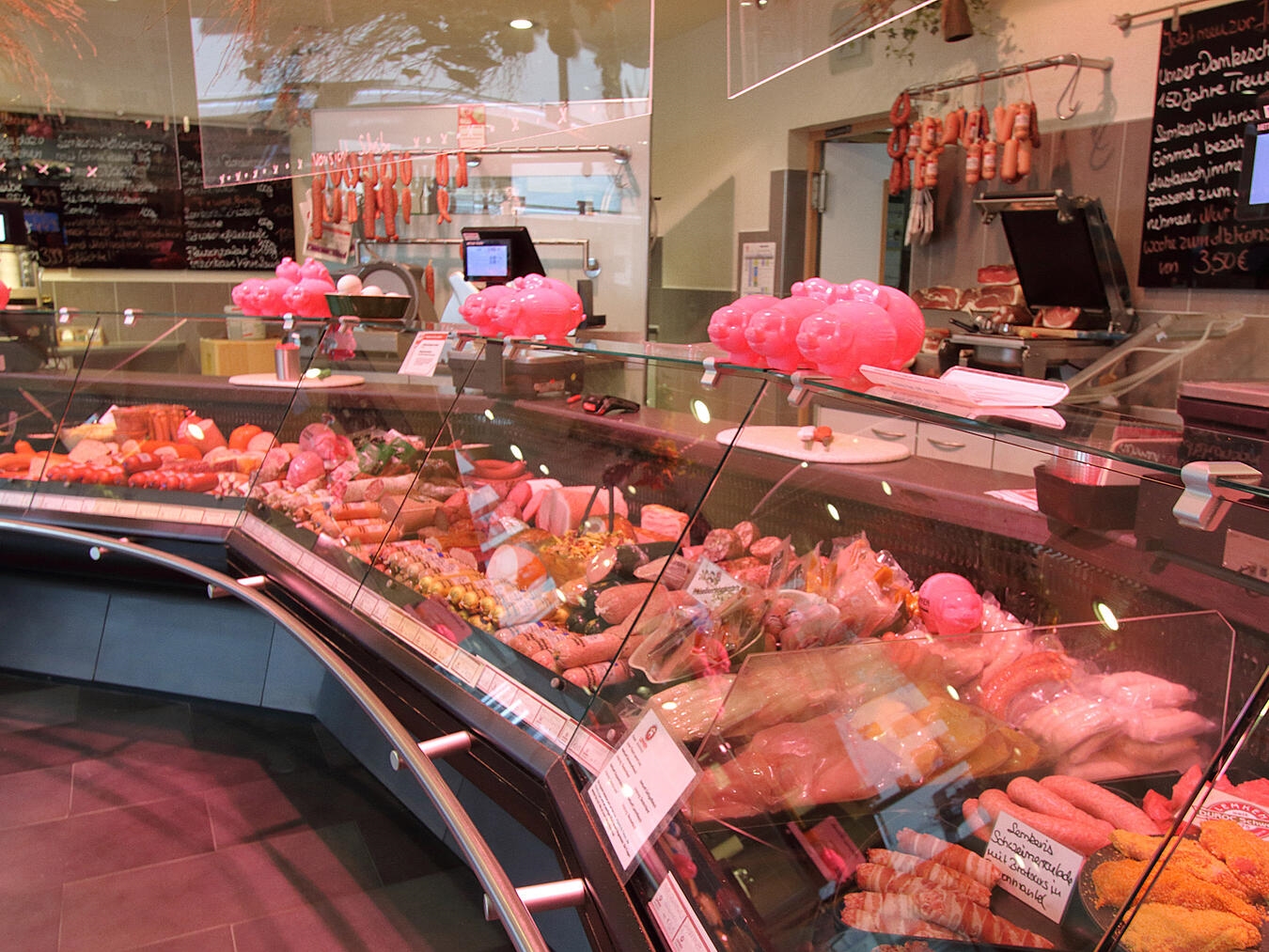 Xantener Metzgerei Lemken feiert 150. Jubiläum Die reichhaltige Fleischtheke ist natürlich immer noch das Herzstück der Metzgerei. NN-Fotos: (3): Theo Leie