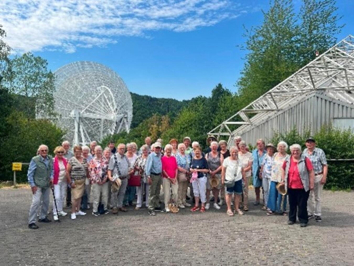 Reisegruppe vor Waldkapelle Decke Tönnes im Grünen, Wanderausflug, Naturerlebnis, Foto privat.