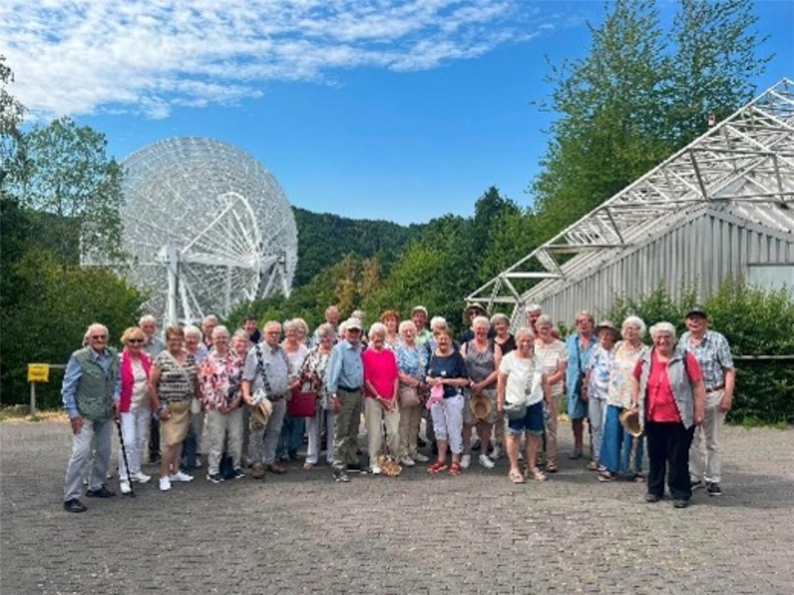 Reisegruppe vor Waldkapelle Decke Tönnes im Grünen, Wanderausflug, Naturerlebnis, Foto privat.