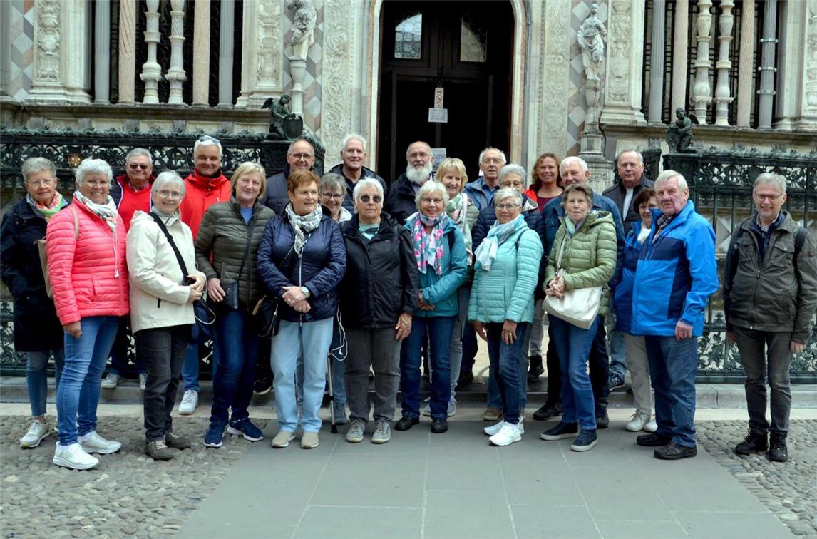 Die Reisegruppe der Quirinusgilde Twisteden vor der Cappella Colleoni in Bergamo.Foto: Jürgen Ingenkamp