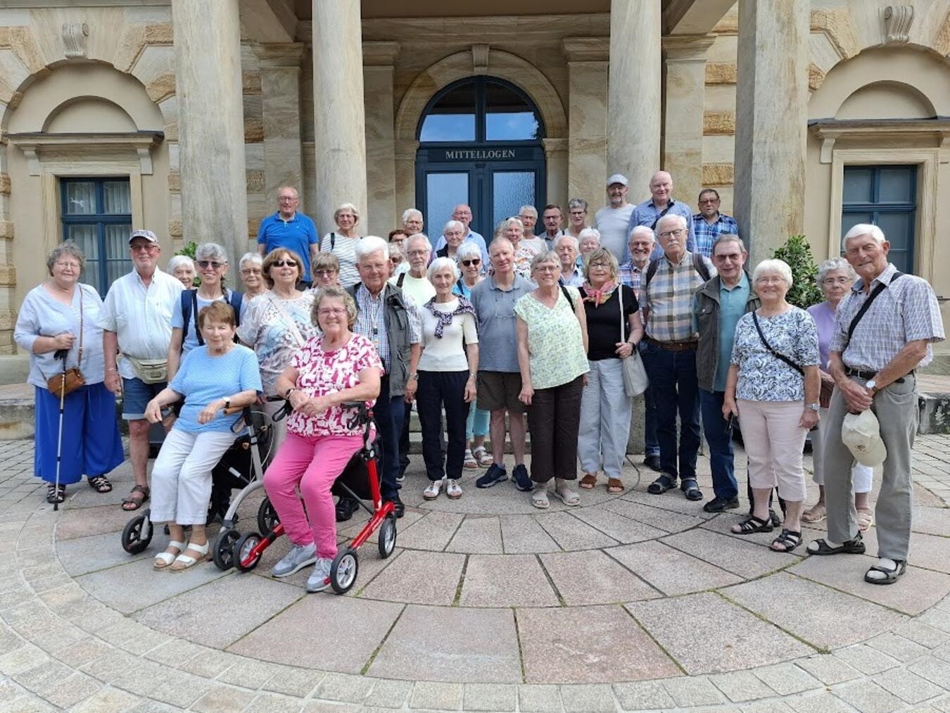 "Reisegruppe vor dem Festspielhaus Bayreuth, Opernreise, Kulturreise, Gruppenfoto"